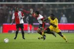 24-10-2009: Voetbal: Eredivisie: Feyenoord-VVV: Rotterdam
Tackle van Ruben Schaken op Giovanni van Bronckhorst

Foto: Edwin Verheul